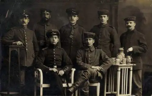 Foto Ak Deutsche Soldaten in Uniformen, Res. Inf. Rgt. 203, I WK, Eisernes Kreuz