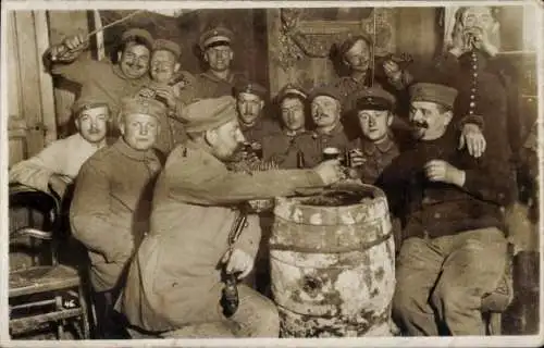 Foto Ak Deutsche Soldaten in Uniformen, Bierfass, I WK