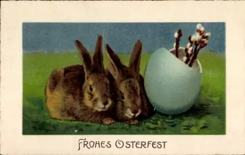 Ak Glückwunsch Ostern, Zwei braune Hasen, Osterei mit Weidenkätzchen