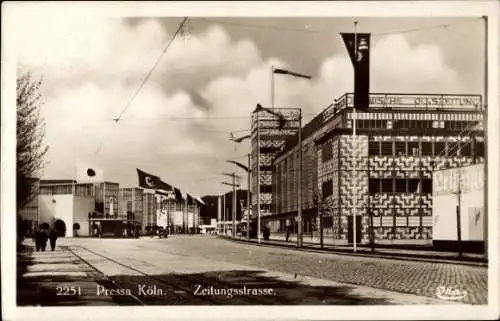 Ak Köln am Rhein, Pressa, Zeitungsstraße, Fahnen