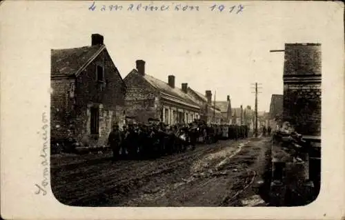 Foto Ak La Malmaison Aisne, Straße, Soldatenkompanie auf dem Marsch, 1917