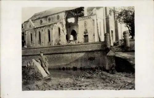 Foto Ak Neuville Saint Vaast Pas de Calais, Schlachtgebiet vor Arras, zerstörte Kirche, dt. Soldat