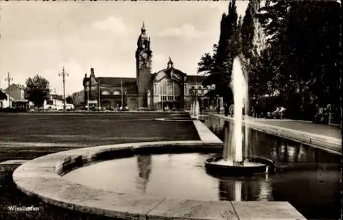 Ak Wiesbaden in Hessen, Reisingerbrunnen am Hauptbahnhof