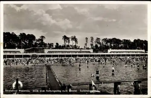 Ak Berlin Zehlendorf Wannsee, Strandbad, Blick vom Rettungssteg zum Strand