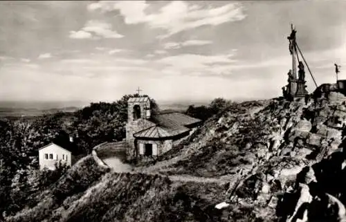 Ak Hofbieber in der Rhön, Milseburg, Kapelle mit Kreuzgruppe, Schutzhütte