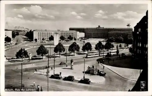 Ak Berlin Tempelhof, Platz der Luftbrücke, Straßenbahn