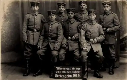 Foto Ak Griesheim bei Darmstadt, Deutsche Soldaten in Uniform, 1916