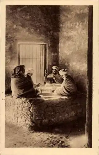 Ak Algerien, Araber in einem Haus sitzend, Maghreb