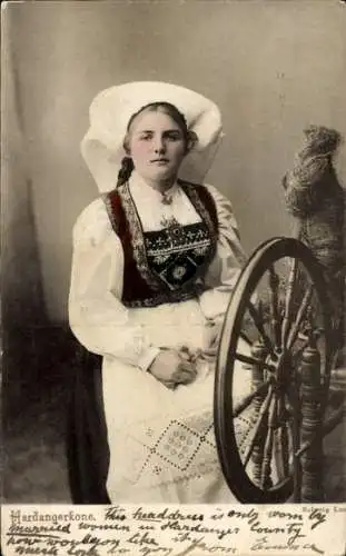 Ak Frau in norwegischer Volkstracht, Spinnrad, Hardanger
