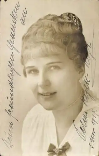 Foto Ak Portrait einer jungen Frau, Perlen, Ohrring, Schleife