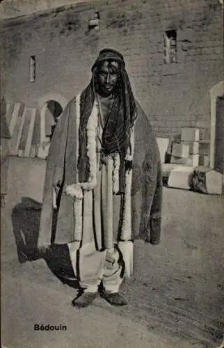 Ak Beduine in Volkstrachten vor einem Gebäude