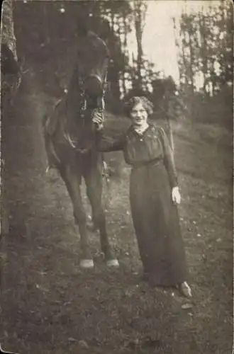 Foto Ak Frau und Pferd, Porträt, Zaumzeug