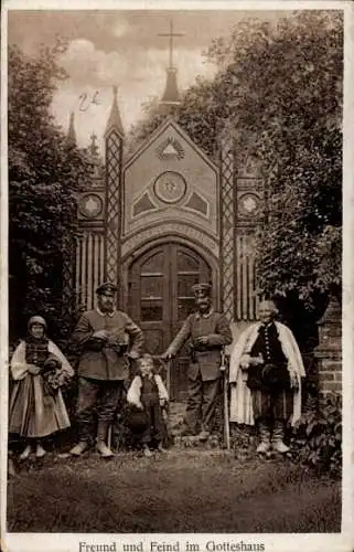 Ak Freund und Feind im Gotteshaus, Soldaten, Menschen in Volkstracht