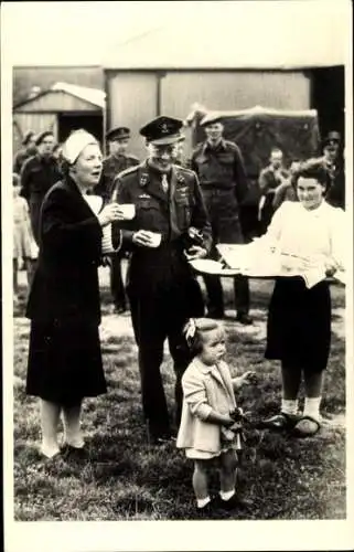 Ak Prinzessin Juliana der Niederlande, Prinz Bernhard, Flughafen Teuge, 1945