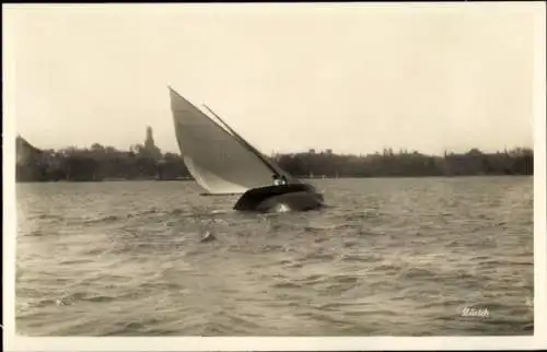 Ak Zürich Stadt Schweiz, Segelboot in Fahrt, Seitenlage