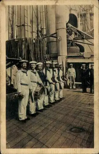 Ak Deutsche Matrosen an Bord eines Kriegsschiffes, Trommler