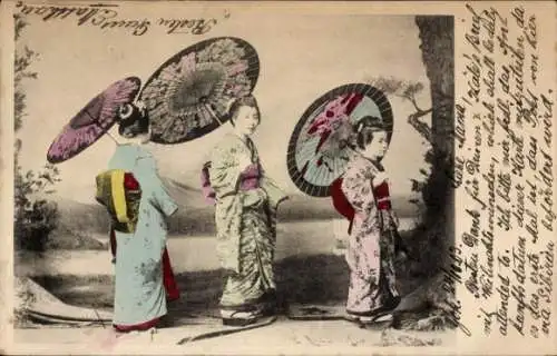Ak Japan, Drei Japanerinnen in Kimonos, Sonnenschirme
