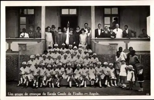 Ak Angola, Um grupo de creancas da Escola Conde de Ficalho