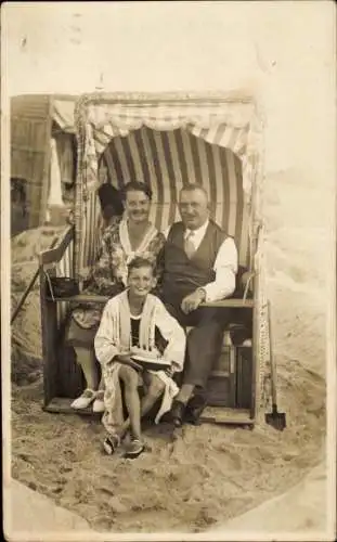 Foto Ak Ostseebad Brunshaupten Kühlungsborn, Familienbild am Strand, Strandkorb