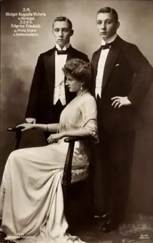 Ak Königin Auguste Victoria von Portugal, Erbprinz Friedrich und Prinz Victor von Hohenzollern