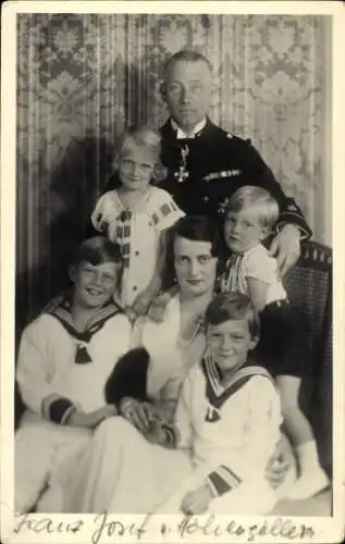 Foto Ak Franz Joseph von Hohenzollern-Emden, Prinzessin Maria Alix von Sachsen mit Kindern