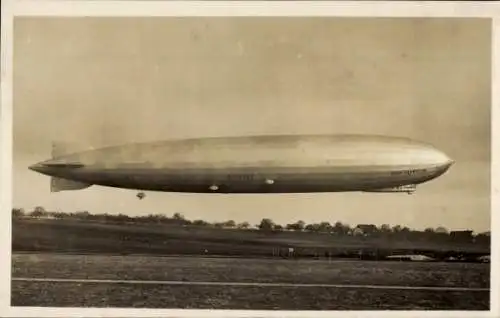 Ak Luftschiff LZ 127 Graf Zeppelin über dem Werksgelände in Friedrichshafen