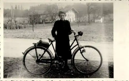 Foto Ak Frau mit einem Fahrrad, Portrait 1943