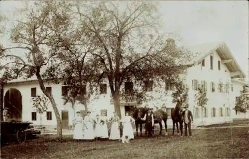 Foto Ak Rosenheim Oberbayern, Personen vor einem Bauernhof