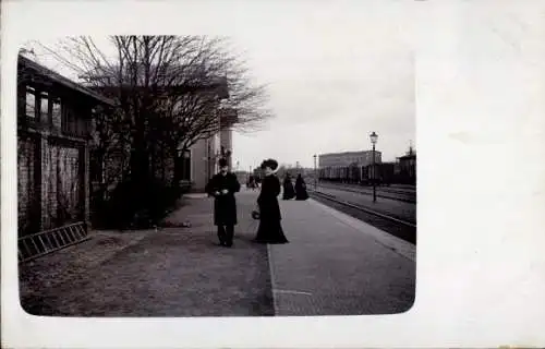Foto Ak Grevesmühlen in Mecklenburg, Bahnhof, Reisende auf dem Bahnsteig, 1904