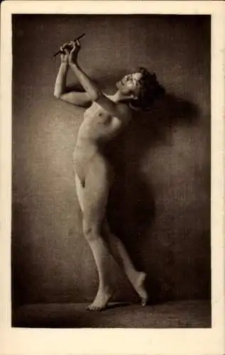 Ak Nackte Frau feilt sich die Nägel, Frauenakt, Busen, Beine