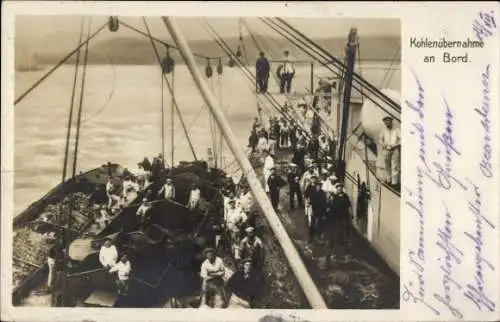 Ak Deutsches Kriegsschiff, Kohlenübernahme an Bord, Kaiserliche Marine