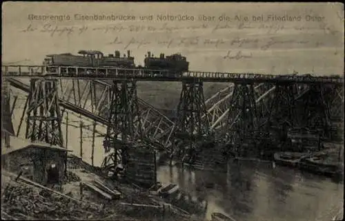 Ak Prawdinsk Friedland Ostpreußen, Gesprengte Eisenbahnbrücke, Notbrücke, Eisenbahn
