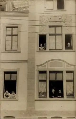 Foto Ak Ohligs Solingen im Bergischen Land, Wohnhaus, Anwohner an den Fenstern