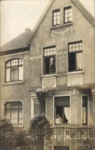 Foto Ak Solingen im Bergischen Land, Wohnhaus, Anwohner am Fenster, Frau, Kind