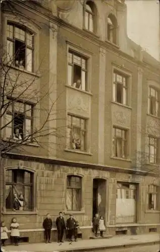 Foto Ak Ohligs Solingen im Bergischen Land, Wohnhaus, Anwohner an den Fenstern, Kinder