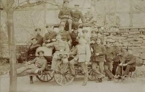 Foto Ak Deutsche Soldaten in Uniformen, Gruppenaufnahme