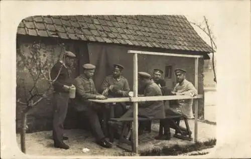 Foto Ak Deutscher Soldat in Uniform spielen Skat