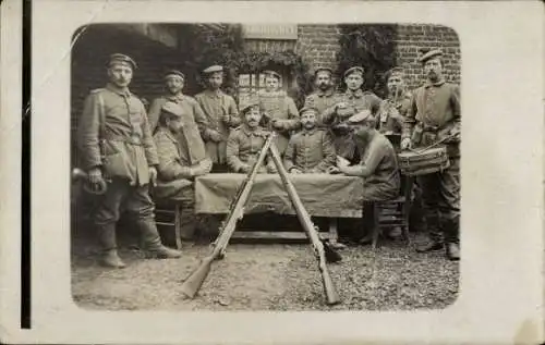 Foto Ak Deutsche Soldaten in Uniformen, Skat, Trompeter