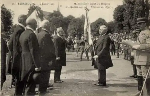 Ak Strasbourg Straßburg Elsass Bas Rhin, 14. Juillet 1919, M. Millerand remet un Drapaeau Veterans