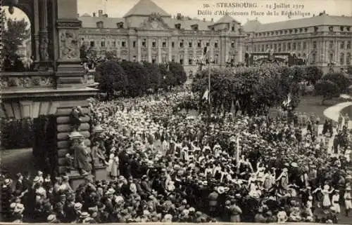 Ak Strasbourg Straßburg Elsass Bas Rhin, 14.07.1919, Defile d'Alsaciennes Place de la Republique