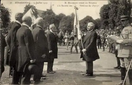 Ak Strasbourg Straßburg Elsass Bas Rhin, 14.07.1919, M. Millerand remet un Drapaeau Veterans