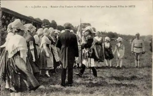 Ak Metz Moselle, 14.07.1919, Remise d'un Fanion au General de Maud'huy par les Jeunnes Filles