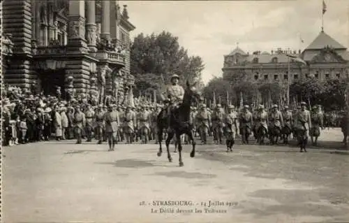 Ak Strasbourg Straßburg Elsass Bas Rhin, 14.07.1919, Le Defile devant les Tribunes