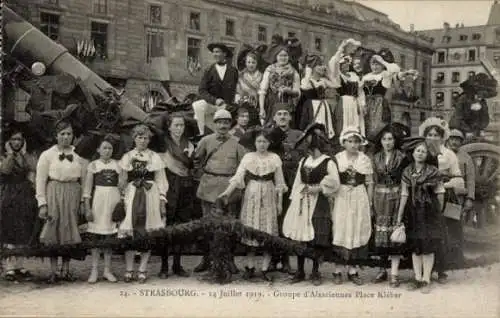 Ak Strasbourg Straßburg Elsass Bas Rhin, 14.07.1919, Groupe d'Alsaciennes Place Kleber