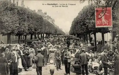 Ak Rochefort sur Mer Charente Maritime, Rue de l’Arsenal, Markt