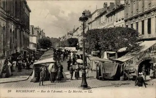 Ak Rochefort sur Mer Charente Maritime, Rue de l’Arsenal, Markt