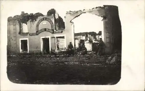 Foto Ak Manhoué Manwald Lothringen Moselle, Blick auf zerstörtes Gasthaus