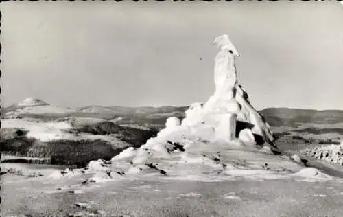 Ak Gersfeld in der Rhön Hessen, Wasserkuppe, Fliegerdenkmal, Schnee