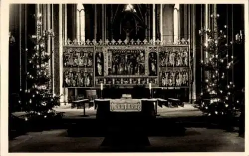 Foto Ak Schwerin in Mecklenburg, Kirche, Innenansicht, Altar, Weihnachtsbäume