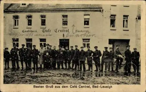 Ak Bad Lausigk Bad Lausick in Sachsen, Cafe Central, Deutsche Soldaten in Uniformen